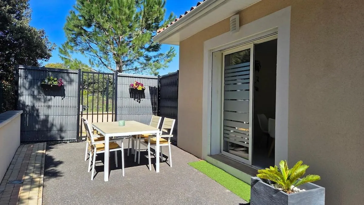 Holiday home Appart Au Calme Avec Acces A La Piscine Partagee De 18H30 A 21H00 Uniquement France