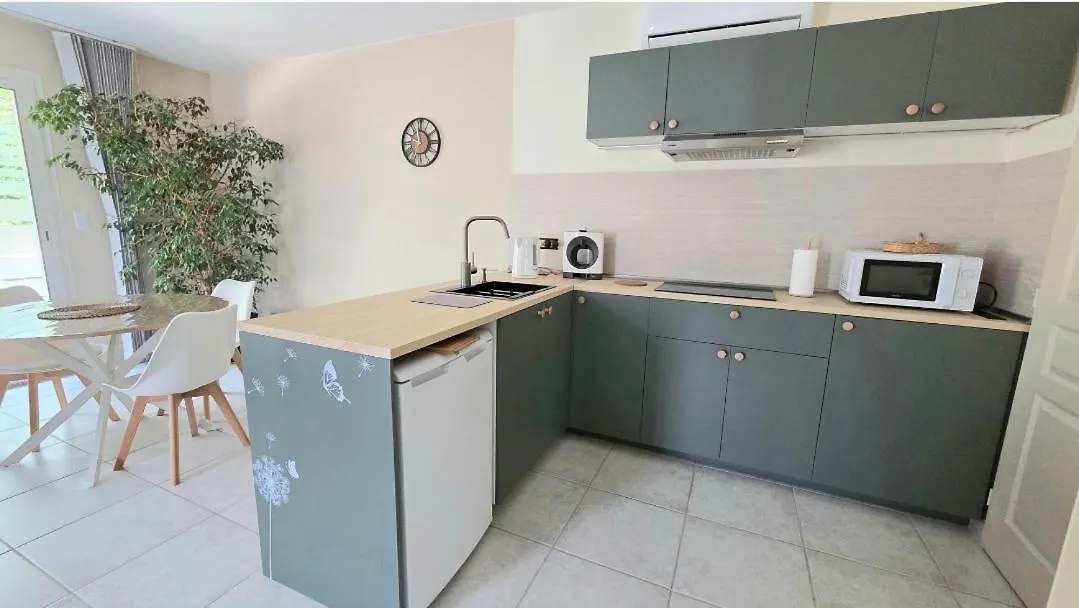 Appart Au Calme Avec Acces A La Piscine Partagee De 18H30 A 21H00 Uniquement Holiday home Orange (Vaucluse)